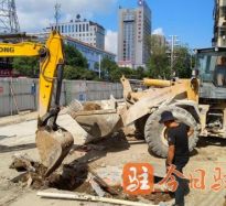 日美操逼网高温下的坚守｜道路建设者用汗水铺就畅通路